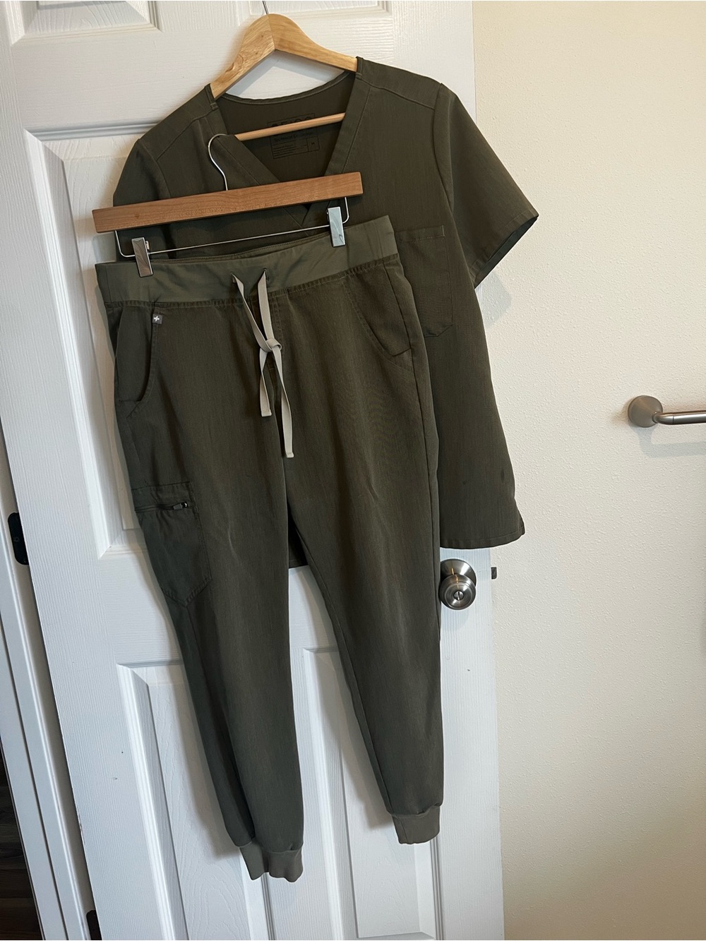 Figs Women’s Olive Green Drawstring Jogger Scrub Set